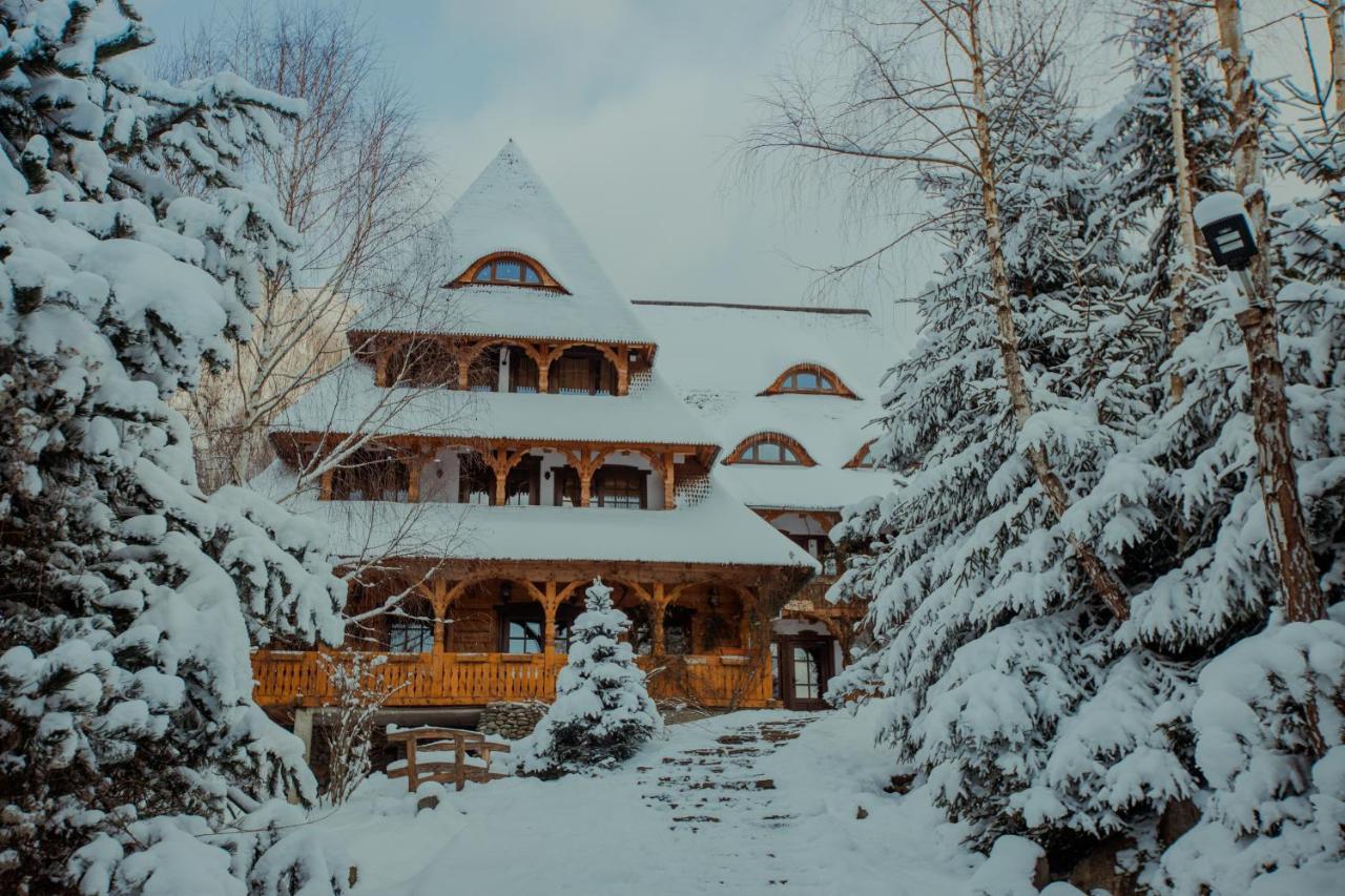 Conacul Drahneilor Hotel Ruscova ภายนอก รูปภาพ