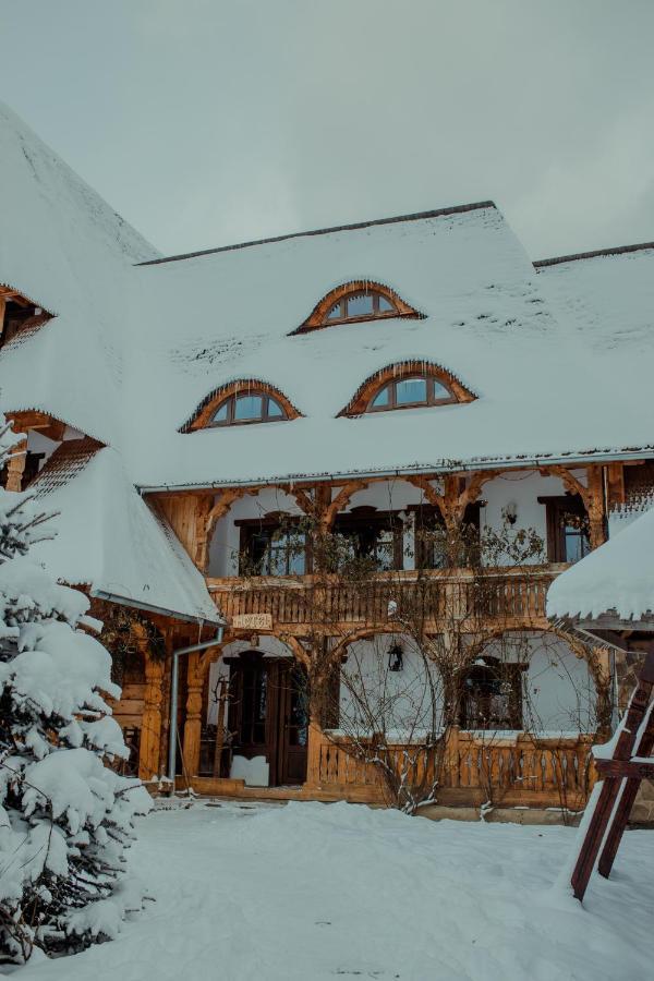 Conacul Drahneilor Hotel Ruscova ภายนอก รูปภาพ