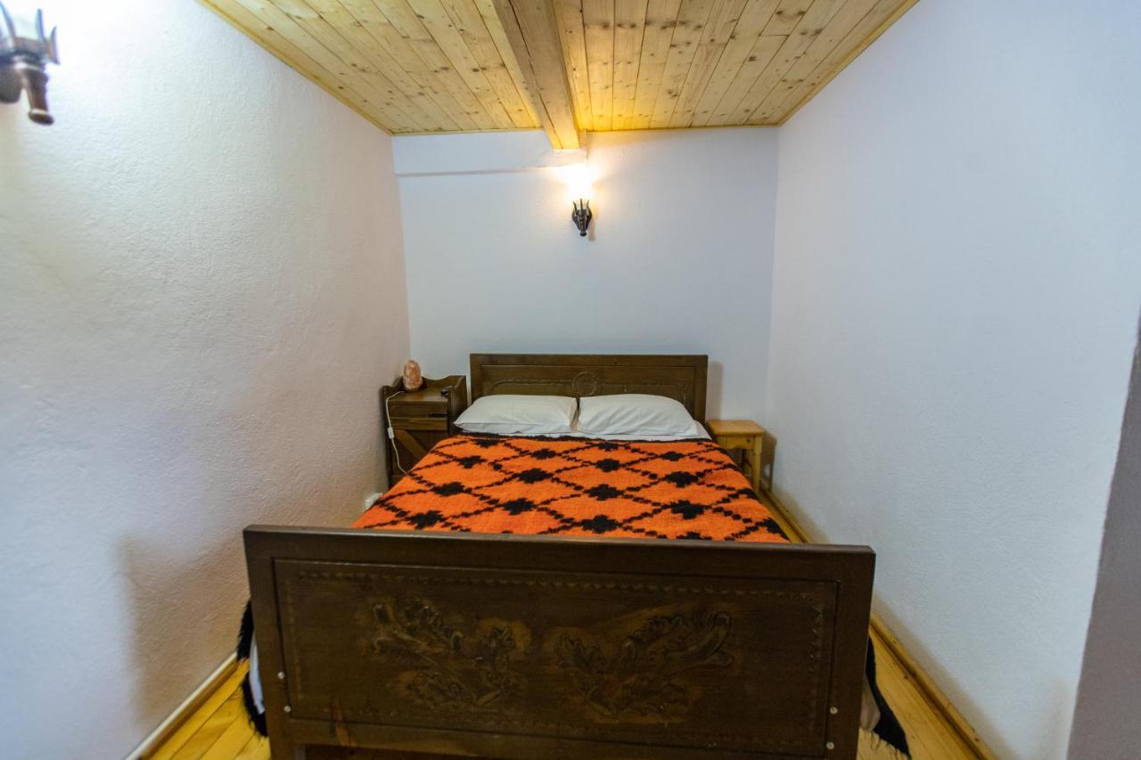 Conacul Drahneilor Hotel Ruscova ภายนอก รูปภาพ