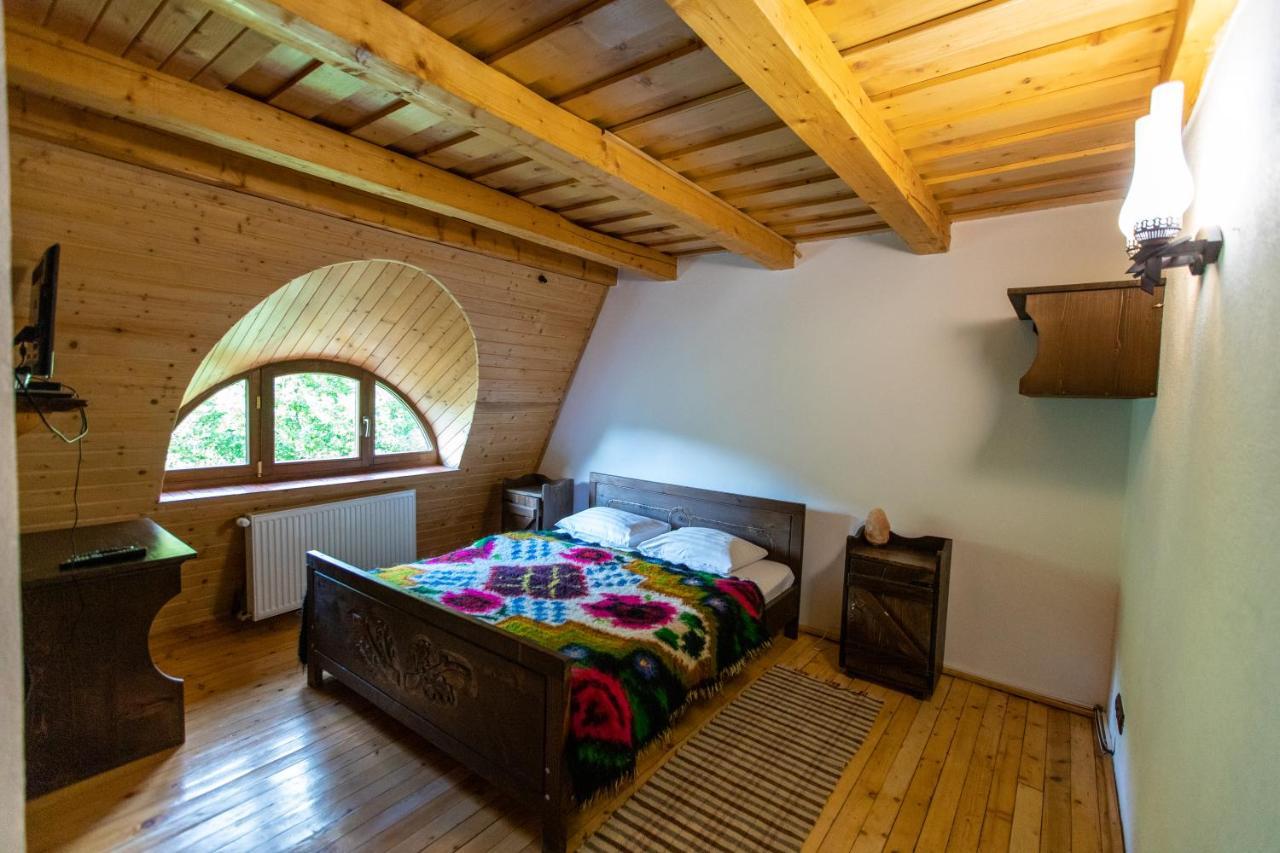 Conacul Drahneilor Hotel Ruscova ภายนอก รูปภาพ
