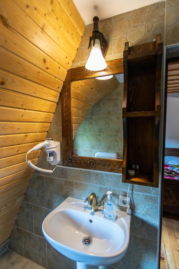 Conacul Drahneilor Hotel Ruscova ภายนอก รูปภาพ
