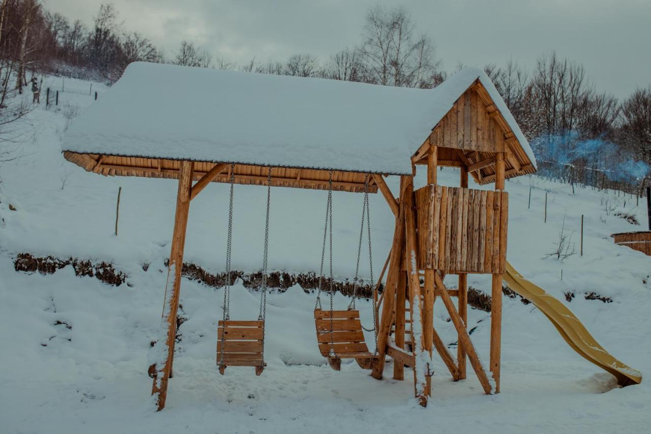 Conacul Drahneilor Hotel Ruscova ภายนอก รูปภาพ