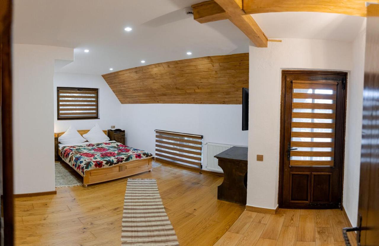 Conacul Drahneilor Hotel Ruscova ภายนอก รูปภาพ