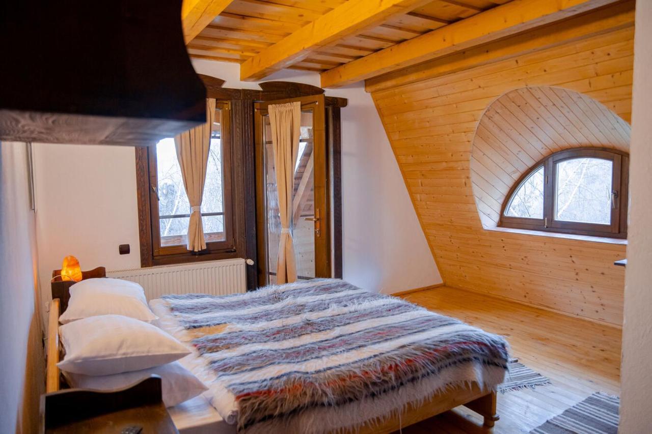 Conacul Drahneilor Hotel Ruscova ภายนอก รูปภาพ
