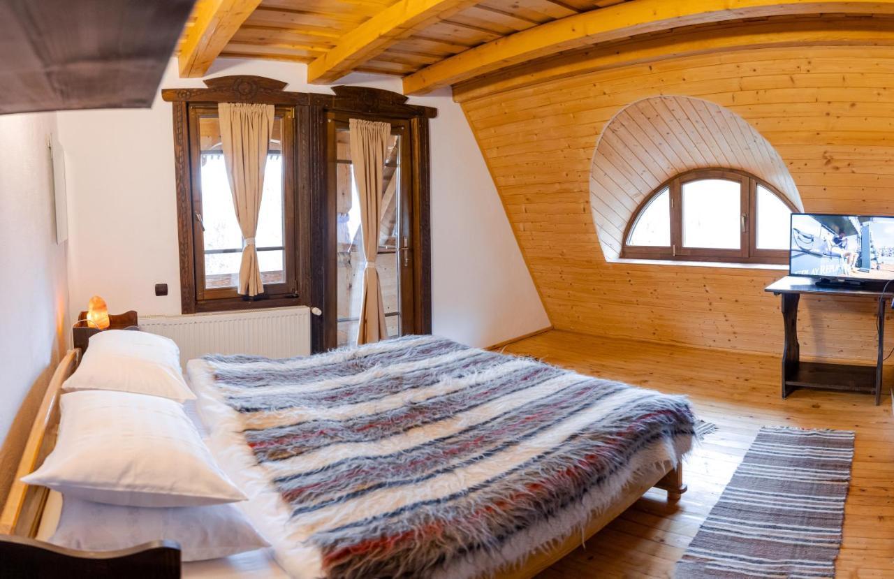 Conacul Drahneilor Hotel Ruscova ภายนอก รูปภาพ