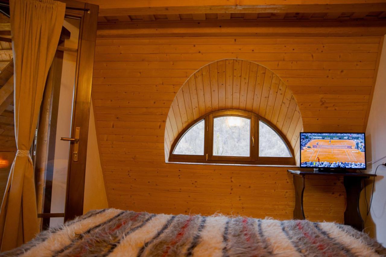 Conacul Drahneilor Hotel Ruscova ภายนอก รูปภาพ