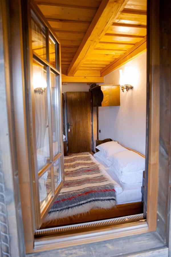 Conacul Drahneilor Hotel Ruscova ภายนอก รูปภาพ
