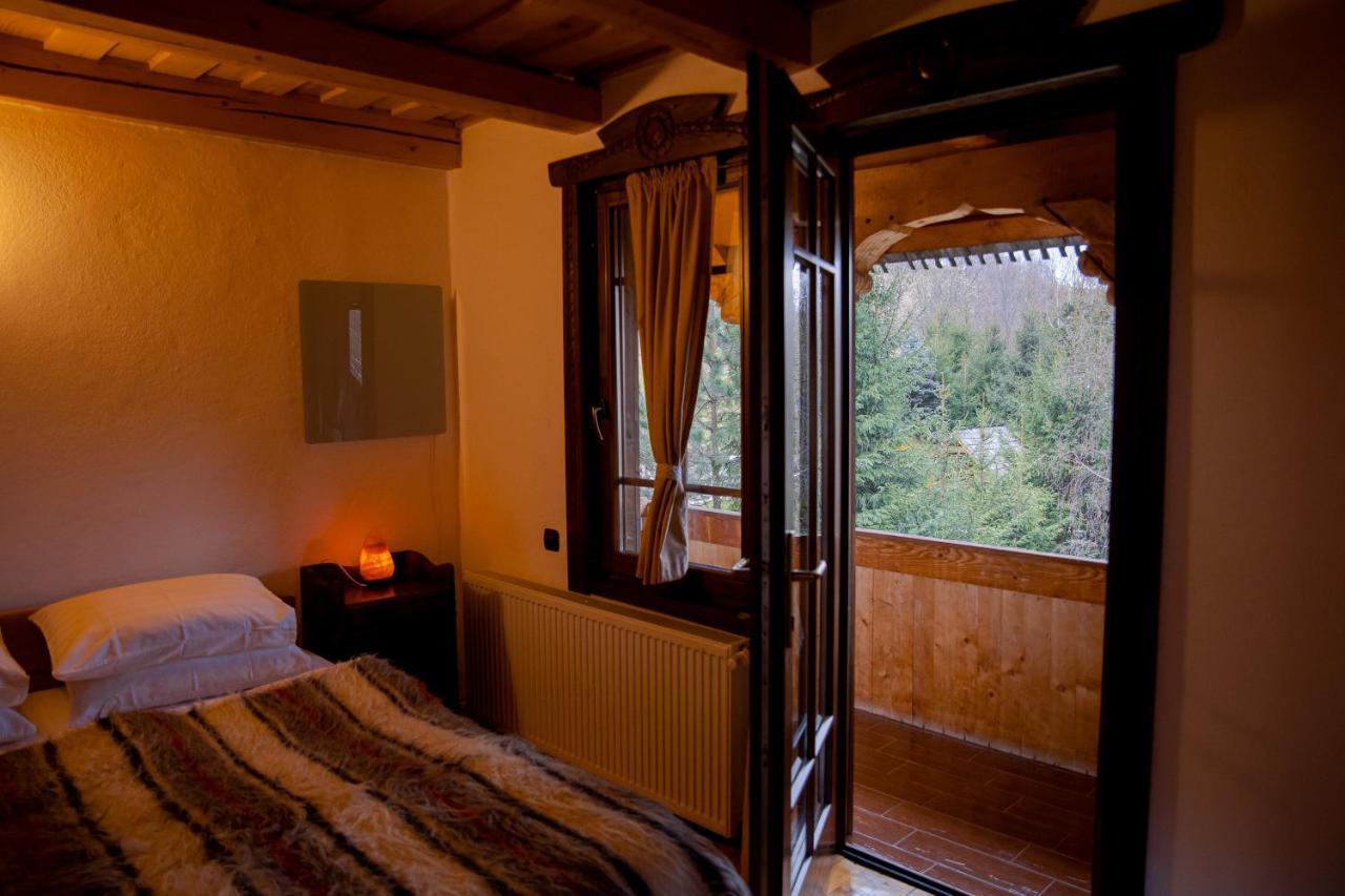 Conacul Drahneilor Hotel Ruscova ภายนอก รูปภาพ