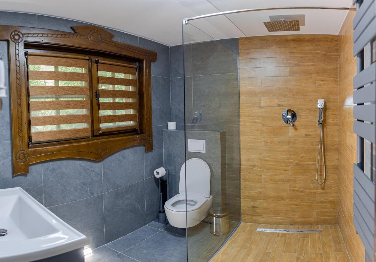 Conacul Drahneilor Hotel Ruscova ภายนอก รูปภาพ