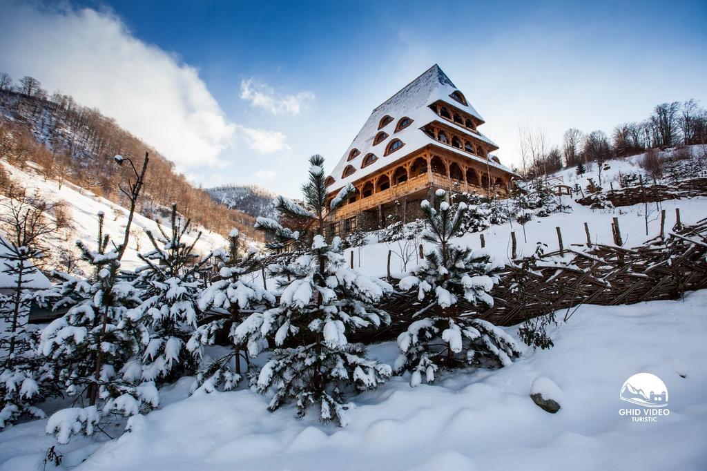 Conacul Drahneilor Hotel Ruscova ภายนอก รูปภาพ