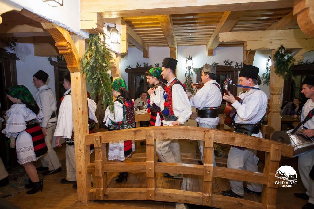Conacul Drahneilor Hotel Ruscova ภายนอก รูปภาพ
