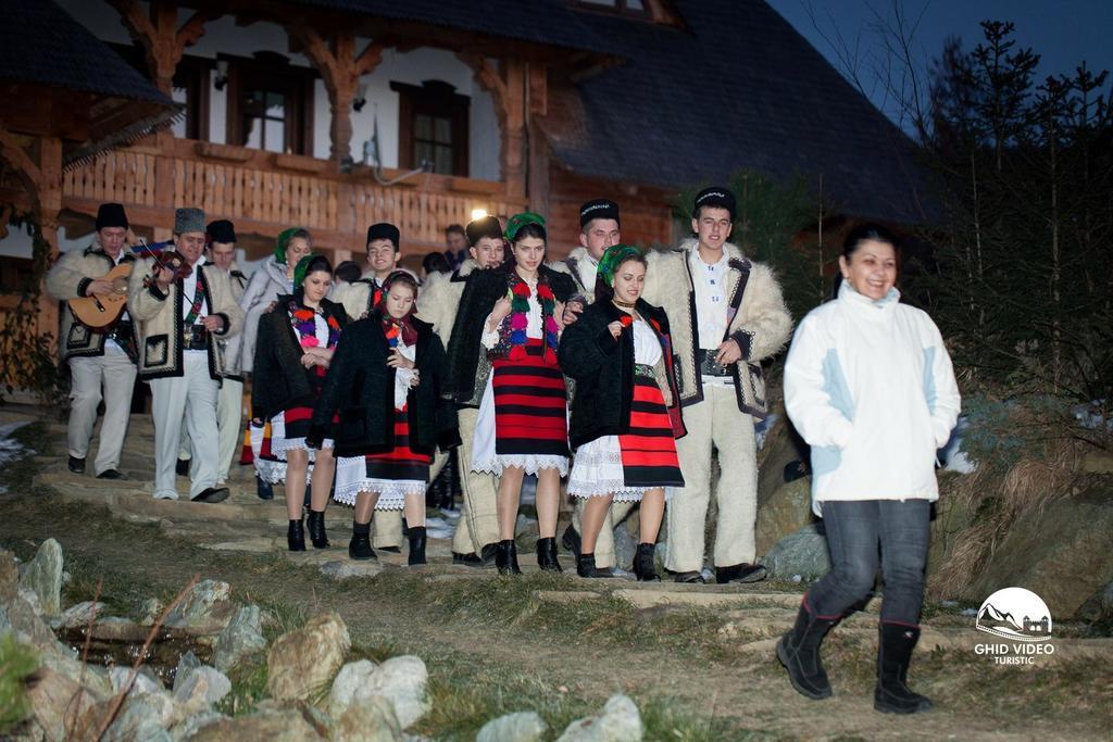 Conacul Drahneilor Hotel Ruscova ภายนอก รูปภาพ