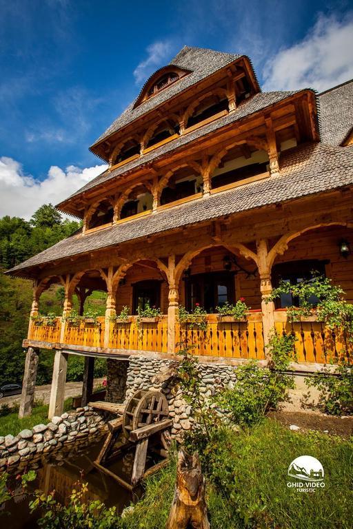 Conacul Drahneilor Hotel Ruscova ภายนอก รูปภาพ