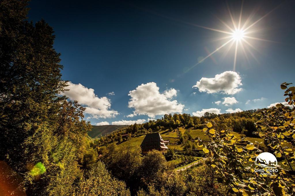 Conacul Drahneilor Hotel Ruscova ภายนอก รูปภาพ