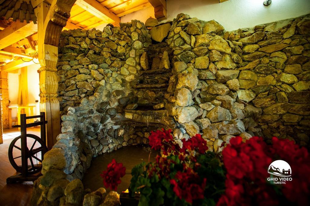 Conacul Drahneilor Hotel Ruscova ภายนอก รูปภาพ