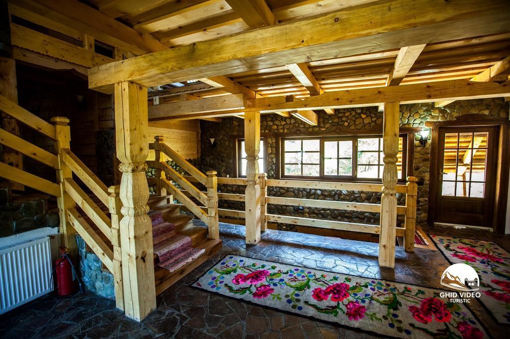 Conacul Drahneilor Hotel Ruscova ภายนอก รูปภาพ